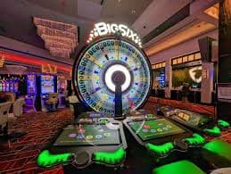 Atlet bulu tangkis Indonesia sedang bergerak cepat dalam pertandingan resmi internasional